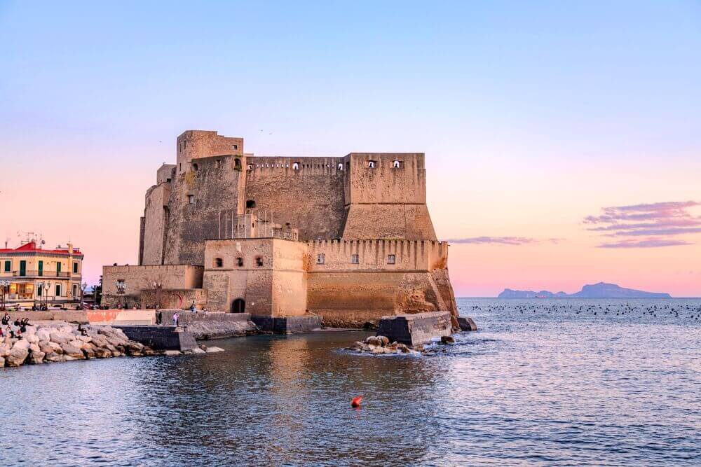 shutterstock_2441553881 castel dell'ovo di napoli dove si terrà la mostra parthenope la sirena e la città