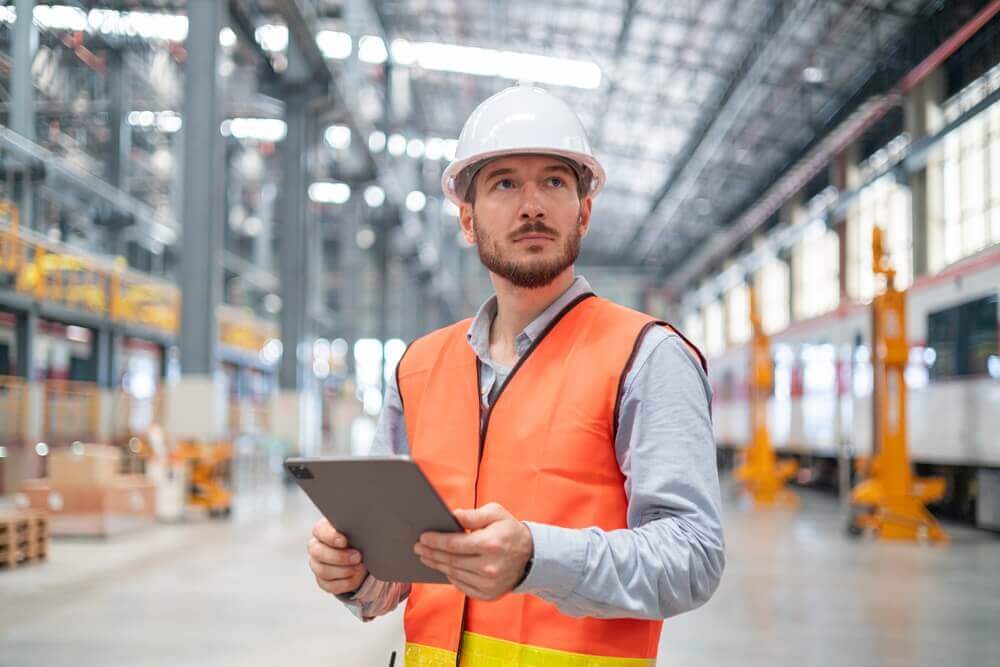 ingegnere al lavoro con laurea magistrale in ingegneria industriale indirizzo termomeccanico lm-33