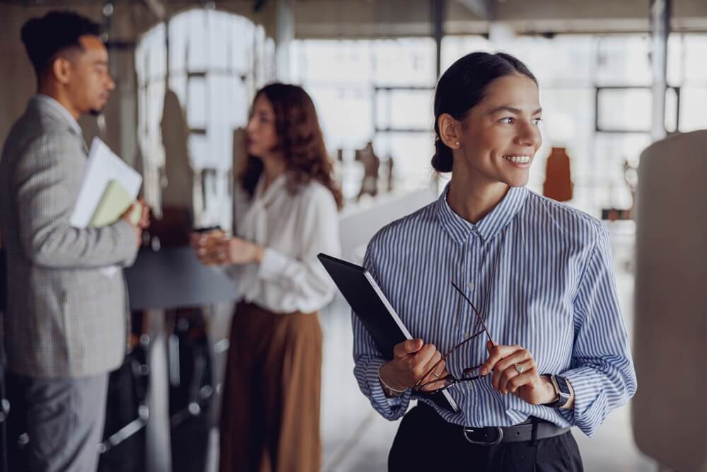 Giovane fashion brand manager con camicia a righe e capelli raccolti