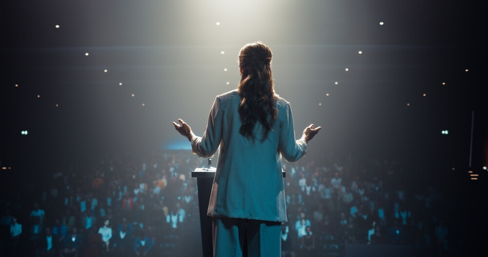 Visionary,Female,Leader,Speaking,At,A,Global,Economic,Strategies,At Leader donna si rivolge alla platea durante una conferenza internazionale
