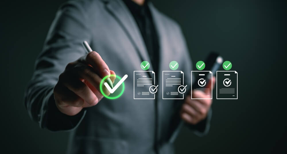 Professionisti aziendali che approvano documenti digitali con segni di spunta verdi