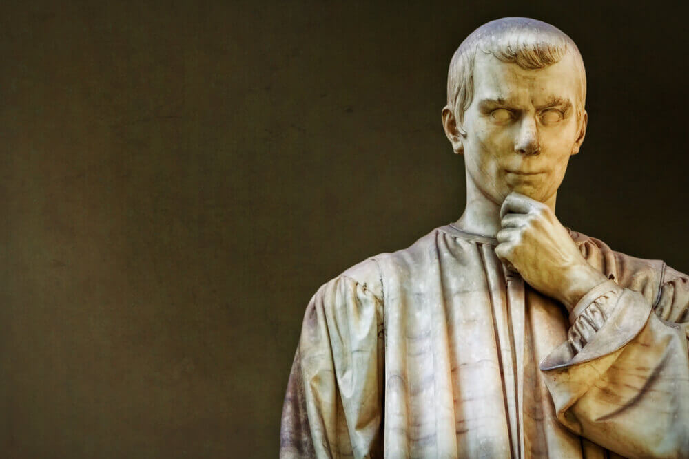shutterstock_1404786395 statua di niccolò machiavelli autore de il principe