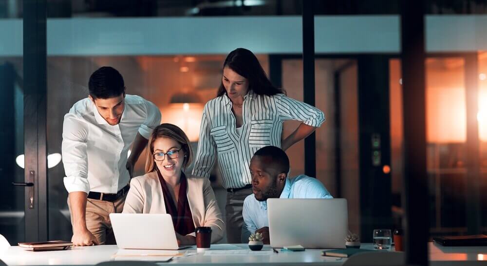 shutterstock_2475090537 colleghi al lavoro per rappresentare laurea comunicazione istituzionale e d'impresa