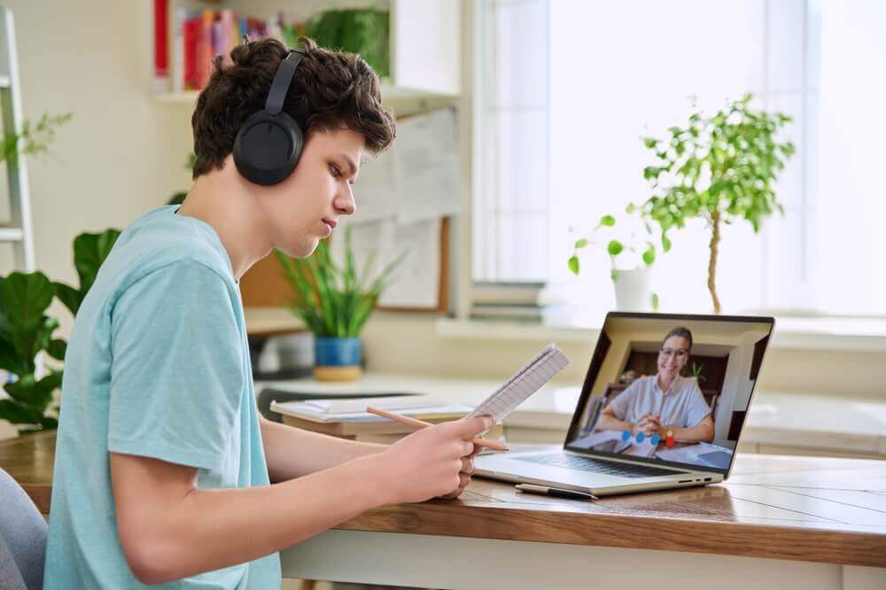 adolescente in videoconferenza con psicologo tramite servizio gratuito ascoltami del mim