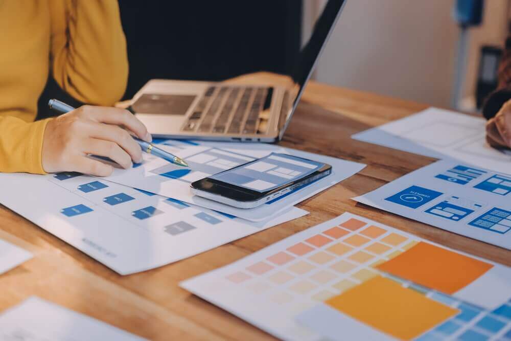 shutterstock_2576607035 ux designer al lavoro