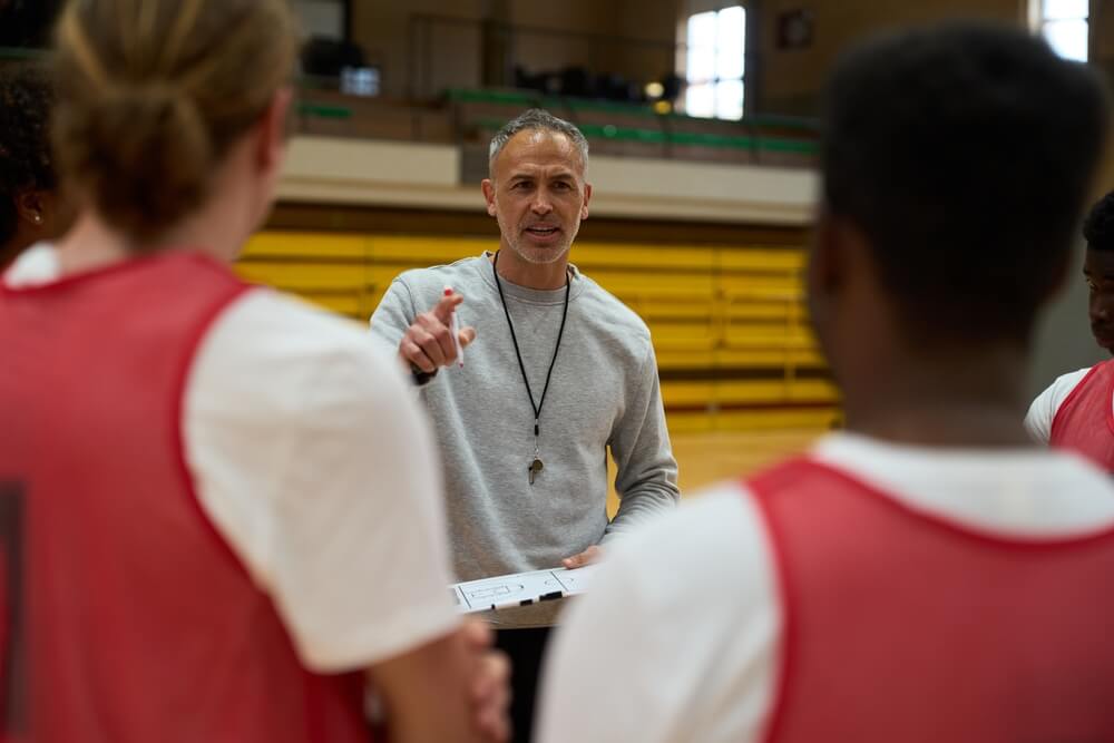 Coach di basket spiega la strategia di gioco
