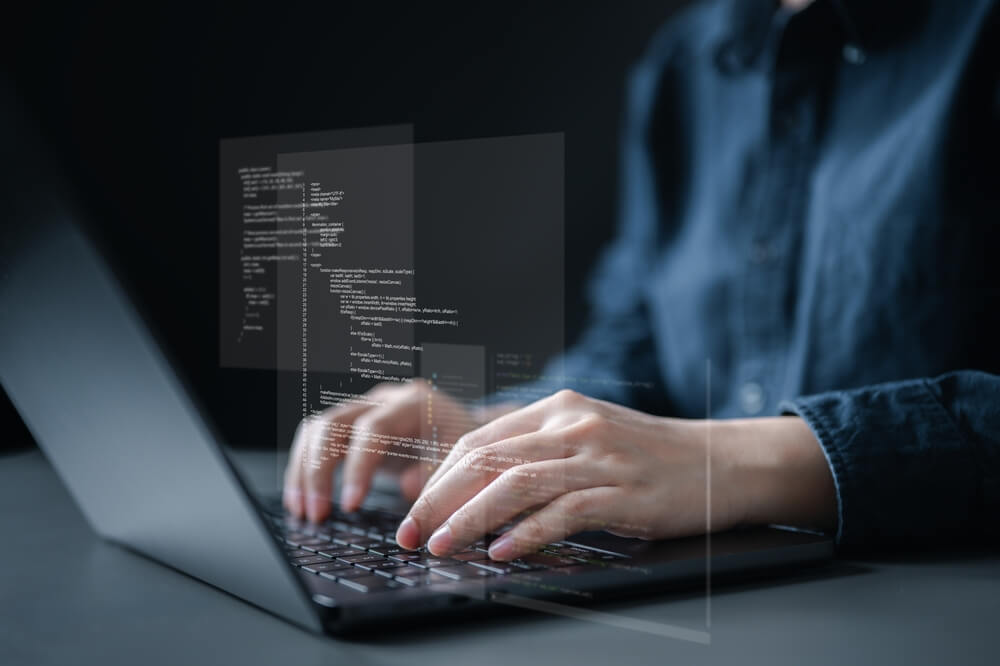 Primo piano della digitazione del programmatore su laptop