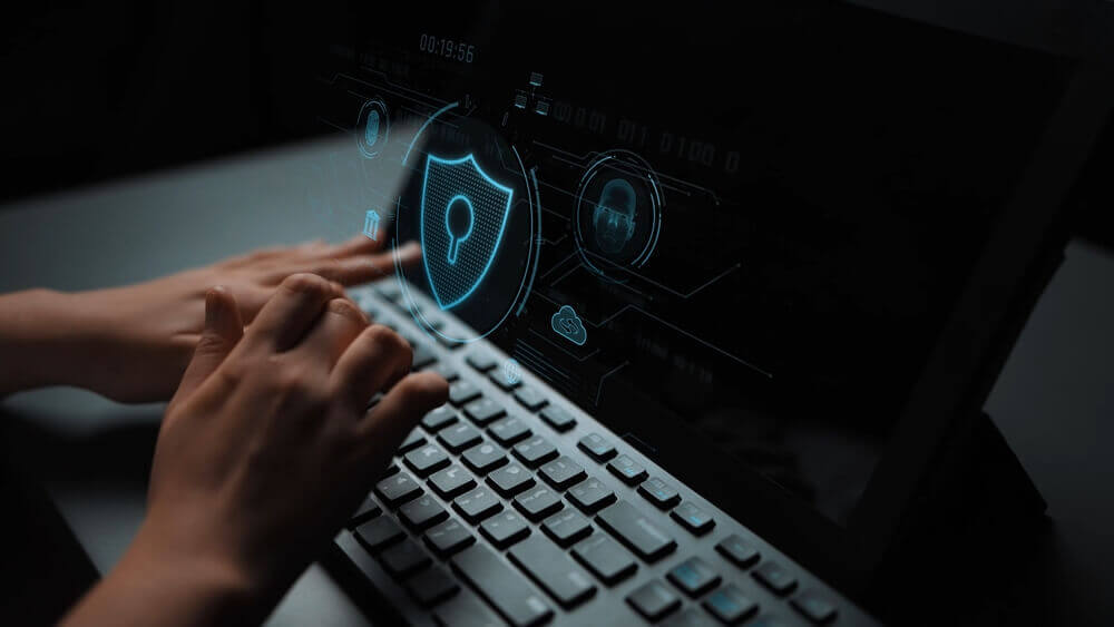 cyber security analyst al lavoro