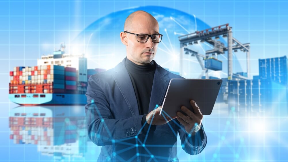 Export manager utilizza un tablet digitale per monitorare le operazioni di spedizione globali