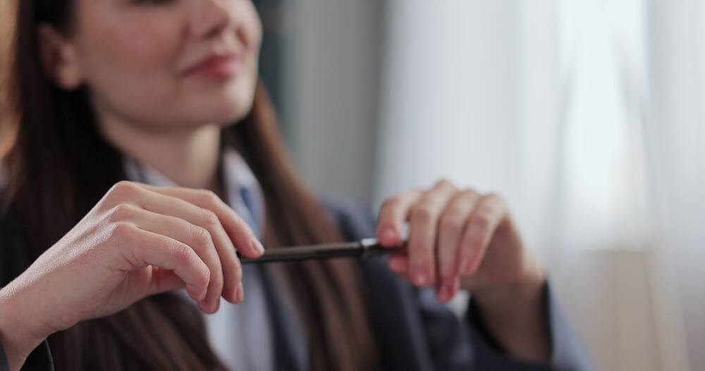 Psicologa donna con penna in mano durante seduta