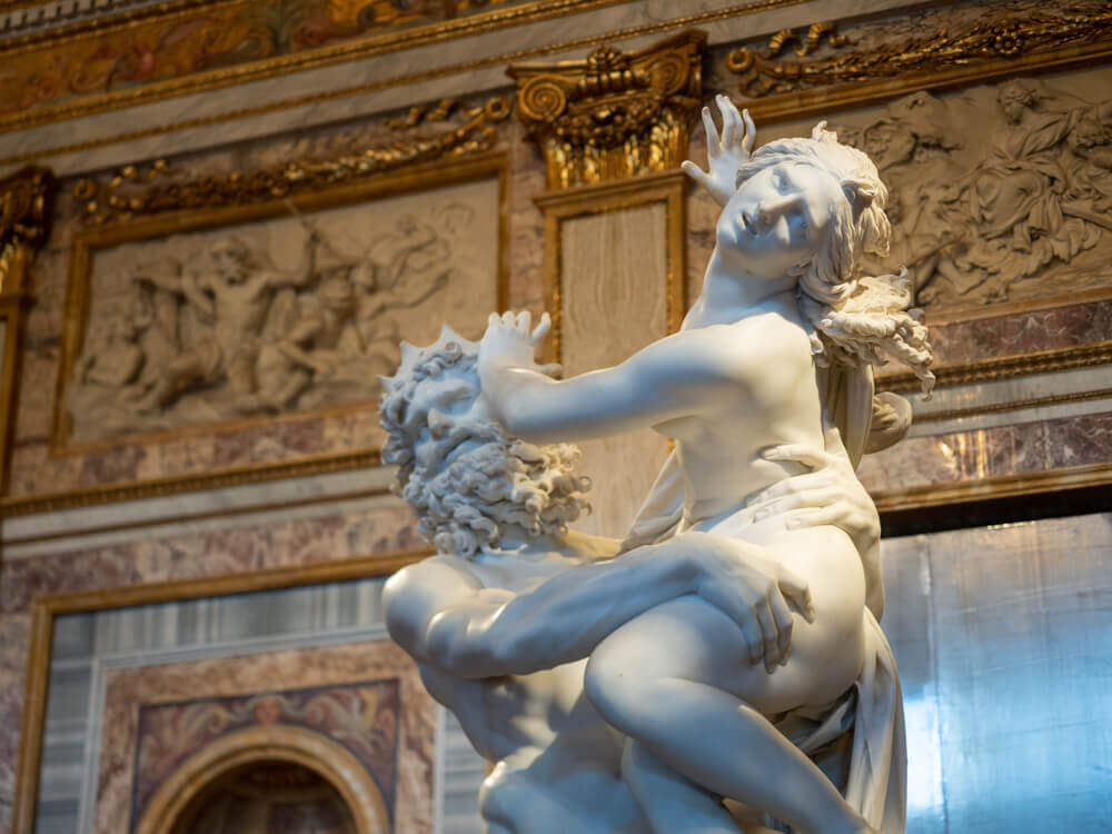 dettaglio della scultura ratto di proserpina di gian lorenzo bernini presente alla galleria borghese e al centro della mostra metamorfosi ovidio e le arti
