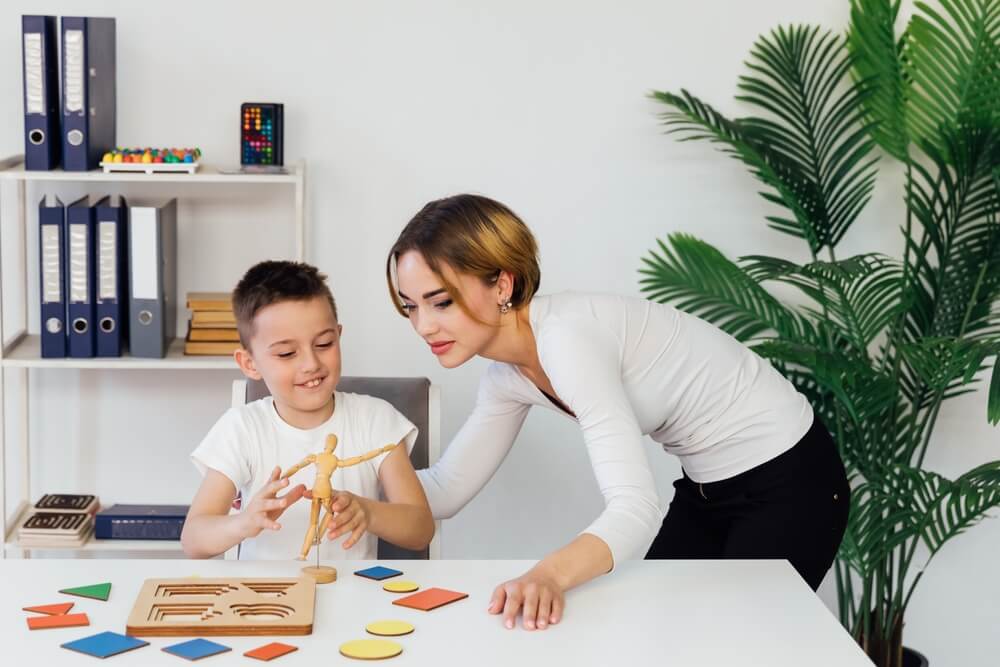 pedagogista a lavoro con un bambino a scuola