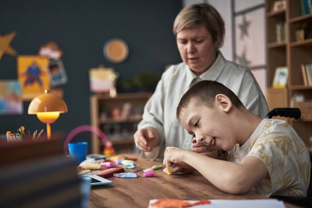 alunno con disabilità cognitive a scuola con insegnante di sostegno
