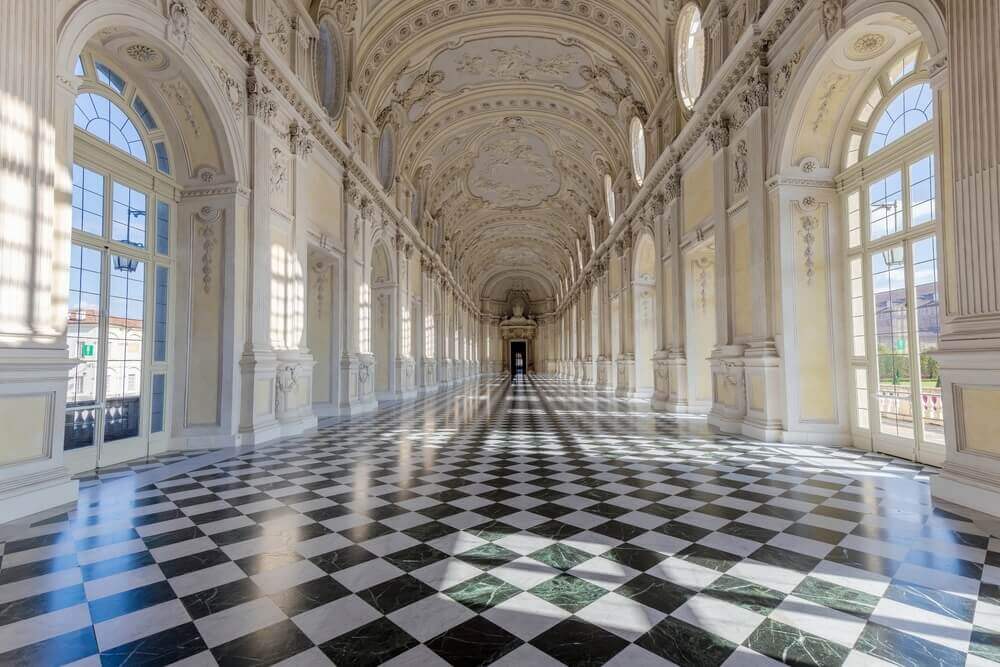 reggia di venaria dove ha luogo la mostra regine in scena