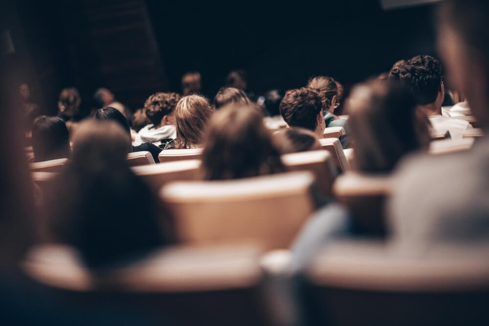 Pubblico in sala inquadrato di spalle