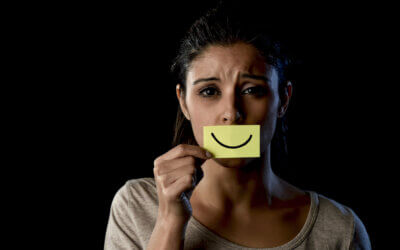 Sorridere per convenzione può aumentare il rischio di burnout