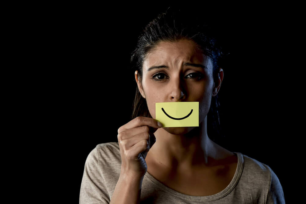 Sorridere per convenzione può aumentare il rischio di burnout