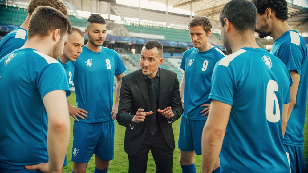 football manager motiva i giocatori prima della partita sul campo di calcio