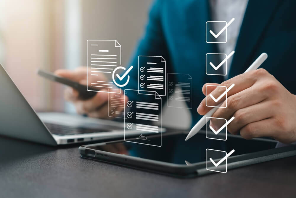 shutterstock_2351136011 quality manager al lavoro