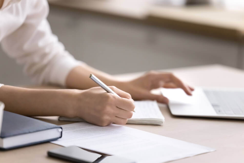 Quanto guadagna un traduttore specializzato: stipendi, settori e competenze