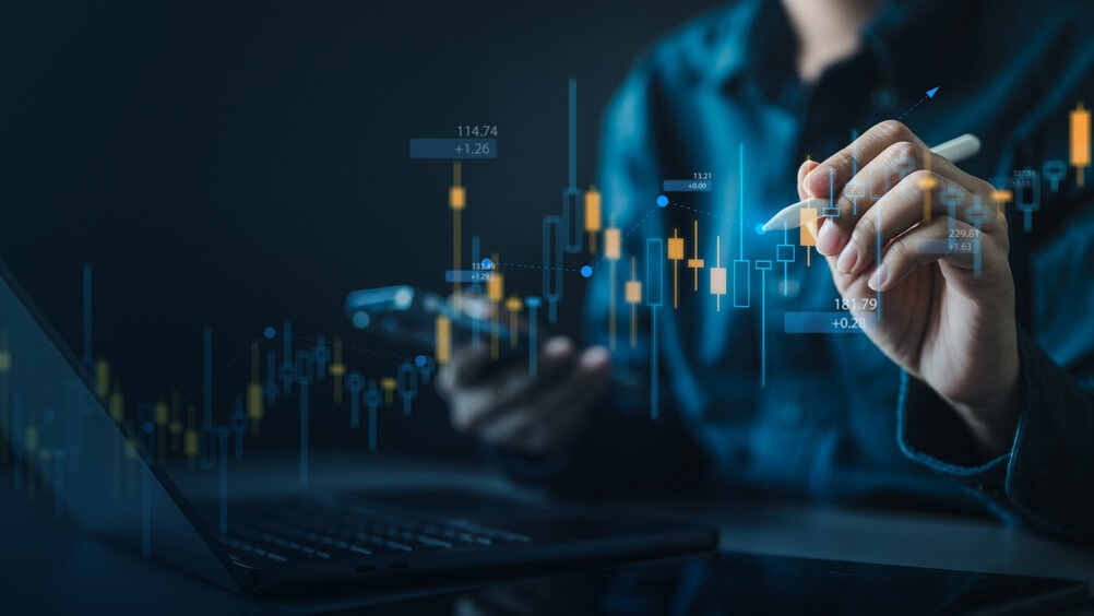 Global,Finance,And,Stock,Market,Analysis,Concept,With,Digital,Trading mano di uomo tocca grafico pe rappresentare laurea psicoeconomia l33