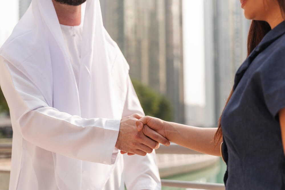stretta di mano tra persone di culture diverse