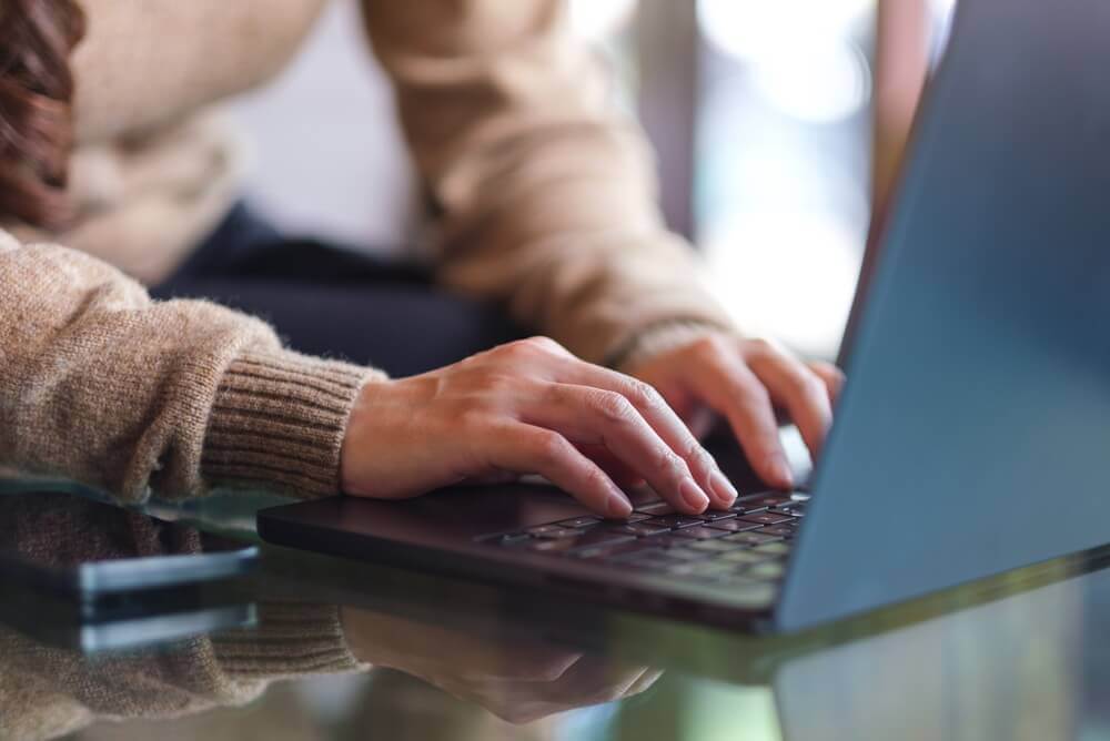 shutterstock_2757727765 professionista al lavoro sul laptop per rappresentare laurea lingue tecnico computazionale l-11