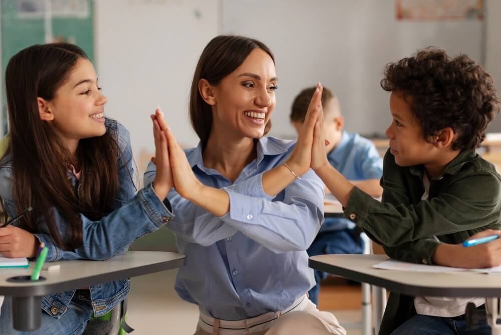 Insegnante di sesso femminile sorride con gli allievi