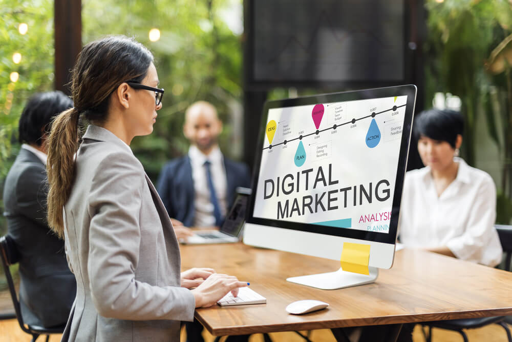 esperta di digital marketing alla scrivania con pc davanti