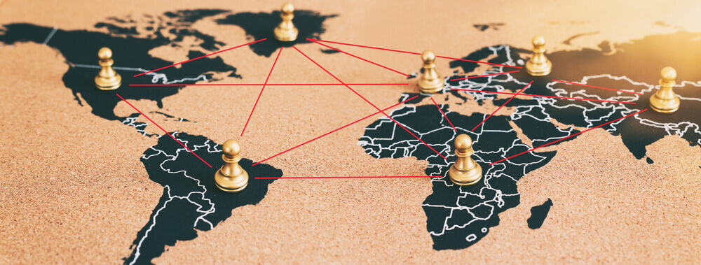 cartina geografica con pedine e fili per rappresentare i migliori libri di geopolitica