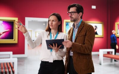 Come diventare curatore di mostre: studi, competenze e guadagni