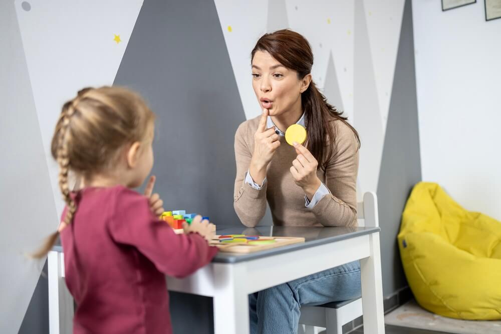 logopedista con una bambina durante una lezione