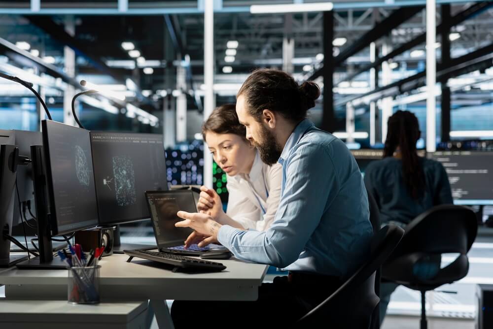 due ingegneri informatici discutono al desk