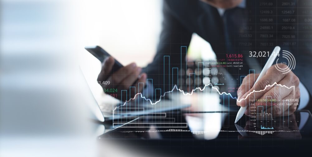 Stock,Market,Analysis,,Business,,Finance,And,Investment.,Finance,Analyst,Analyzing Analisi del mercato azionario con ologramma dati