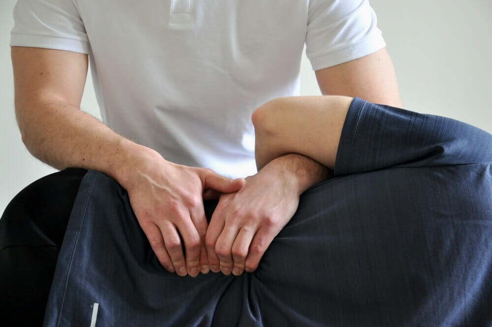 shutterstock_2763160459 fisioterapista al lavoro su un paziente per rappresentare master Fisioterapia muscoloscheletrica e reumatologica