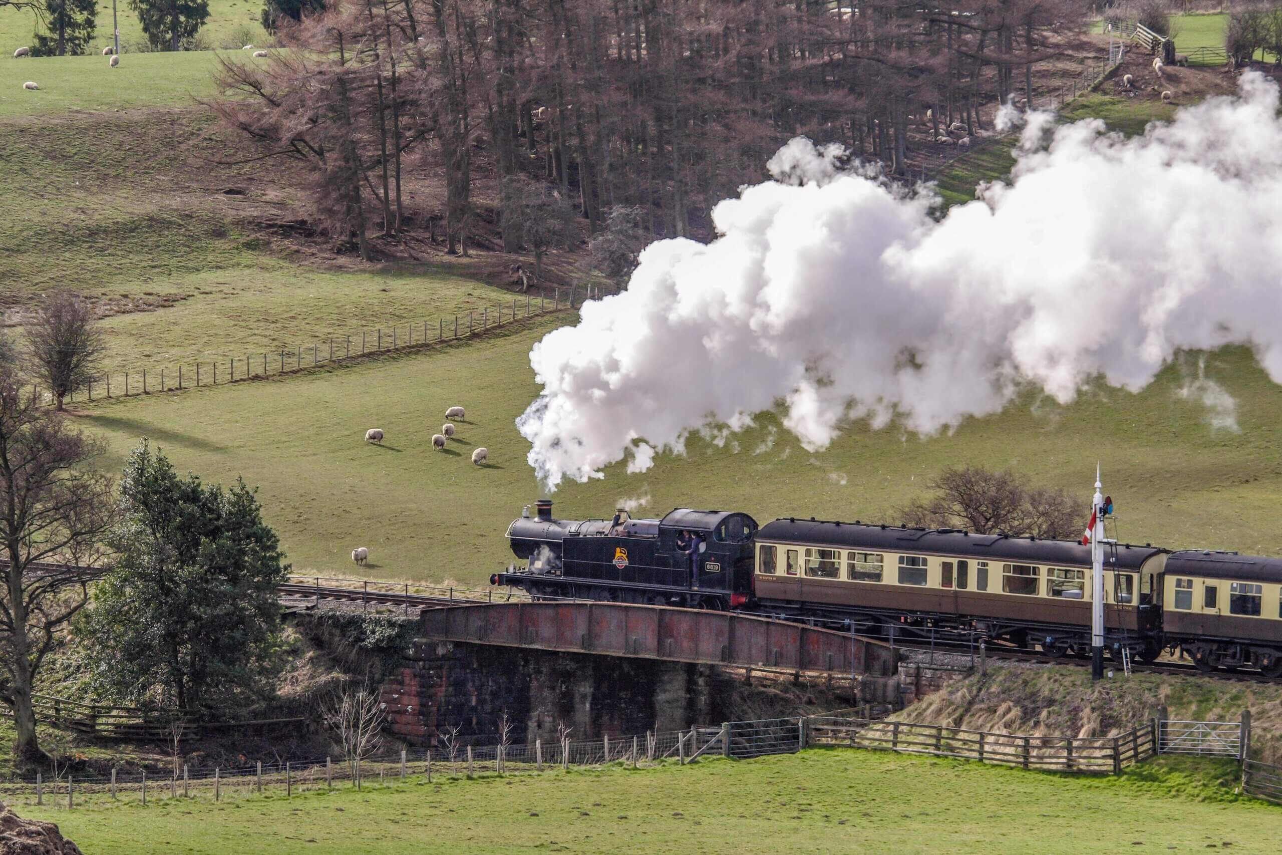 Treno d'epoca a vapore attraversa le montagne