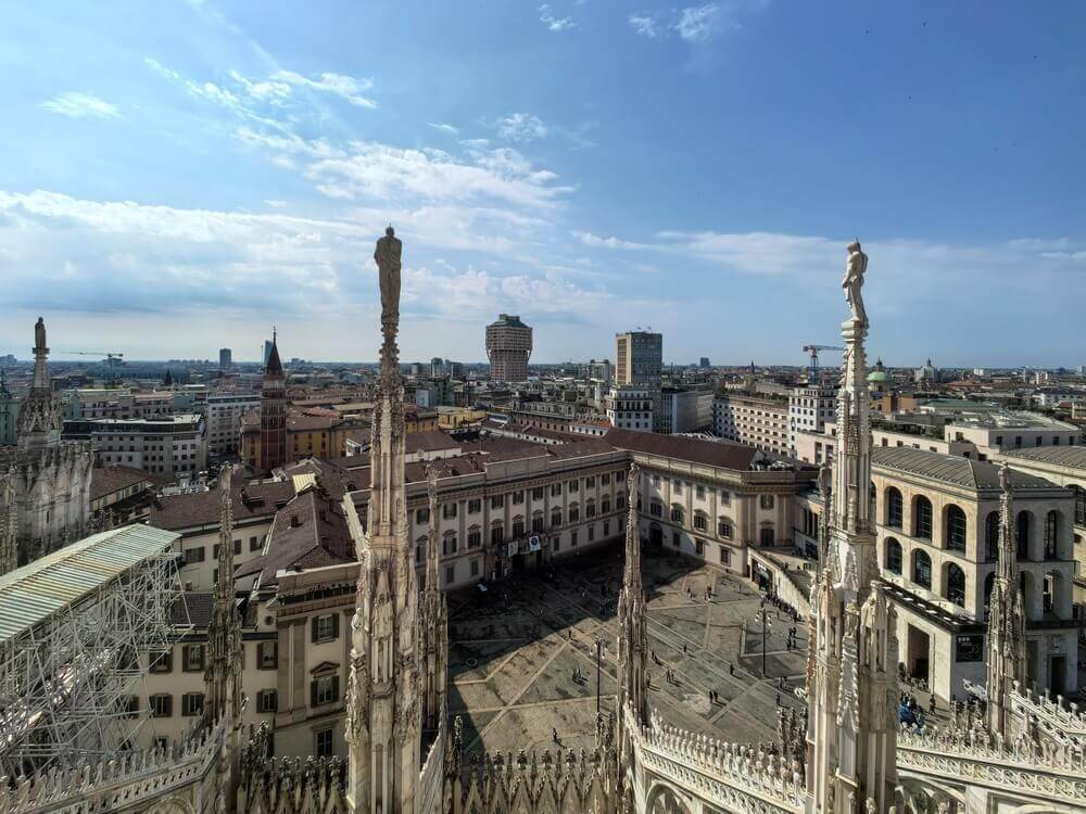 shutterstock_2779320139 vista di palazzo reale sede della mostra dalì e la moda dalle guglie del duomo di milano