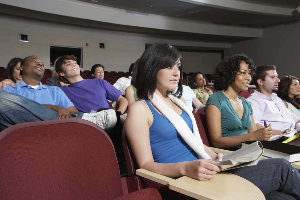 Students,Sitting,In,Lecture,Theatre,During,Lesson Studenti di una classe di teatro siedono sulle poltrone della platea durante una lezione