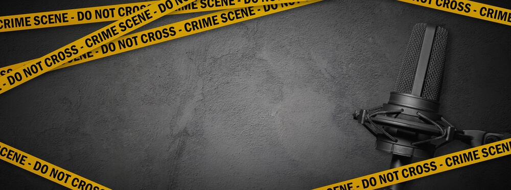 Crime,Podcast,Banner,With,Police,Line,Do,Not,Cross,And microfono con sigilli da scena del crimine per rappresentare l'idea di podcast sul true crime