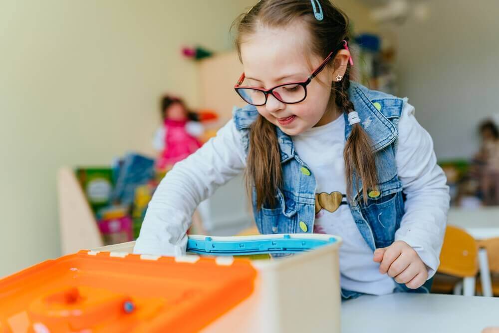 shutterstock_2344739119 alunna con disabilità a scuola per rappresentare piano educativo individualizzato (PEI)