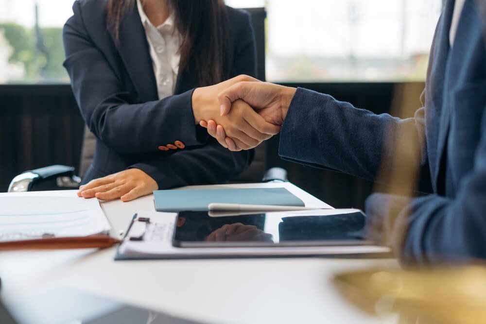 Middle,Age,Partner,Lawyers,Attorneys,Shaking,Hands,After,Discussing,A primo piano di stretta di mano nello studio di un avvocato civilista