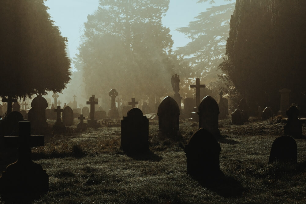 Luce crepuscolare illumina un cimitero vittoriano
