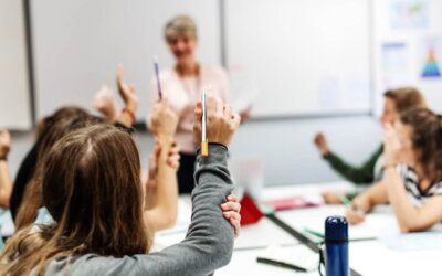 Rapporto OCSE 2026, in calo abbandoni scolastici e NEET, ma il divario sui laureati resta ampio
