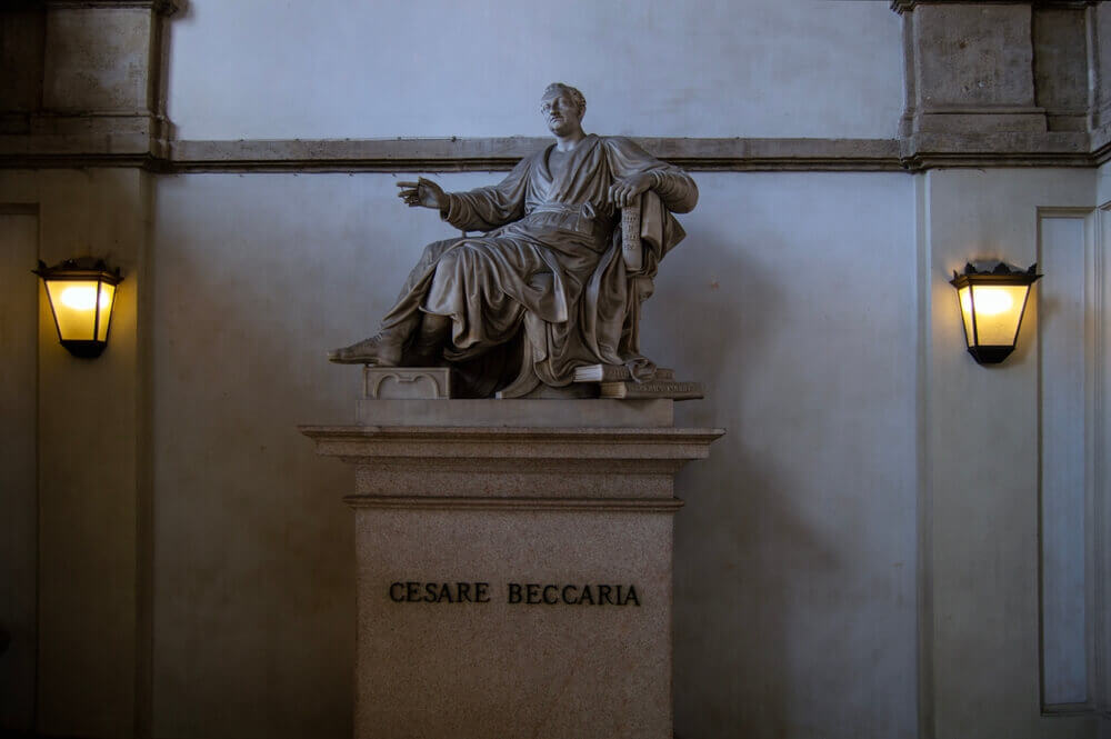 shutterstock_2661197789 statua di cesare beccaria, autore del trattato dei delitti e delle pene, a milano