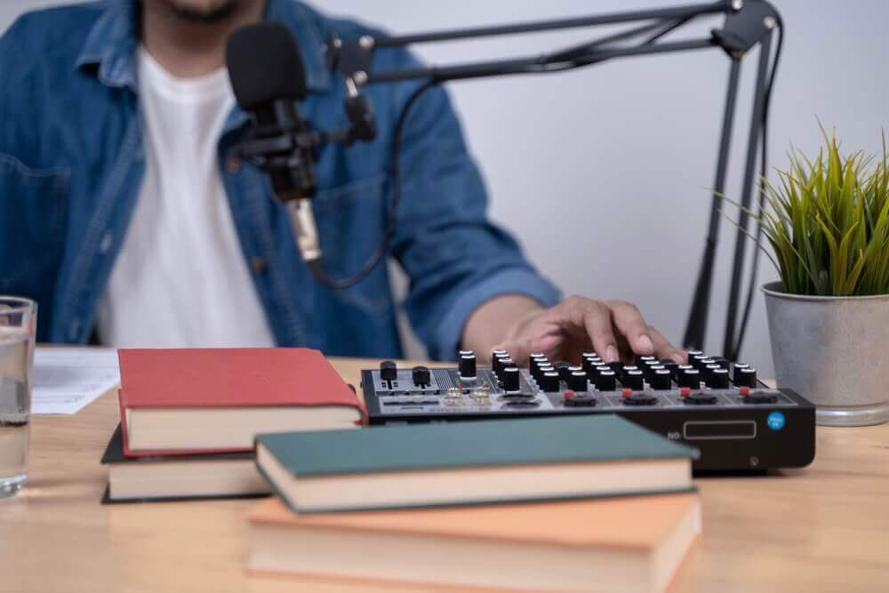 uomo registra podcast sull'arte a casa