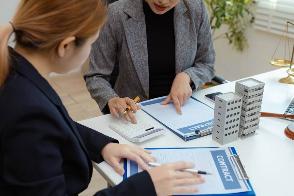 shutterstock_2709619931 amministratori condominiali al lavoro per rappresentare laurea triennale amministratore di condominio