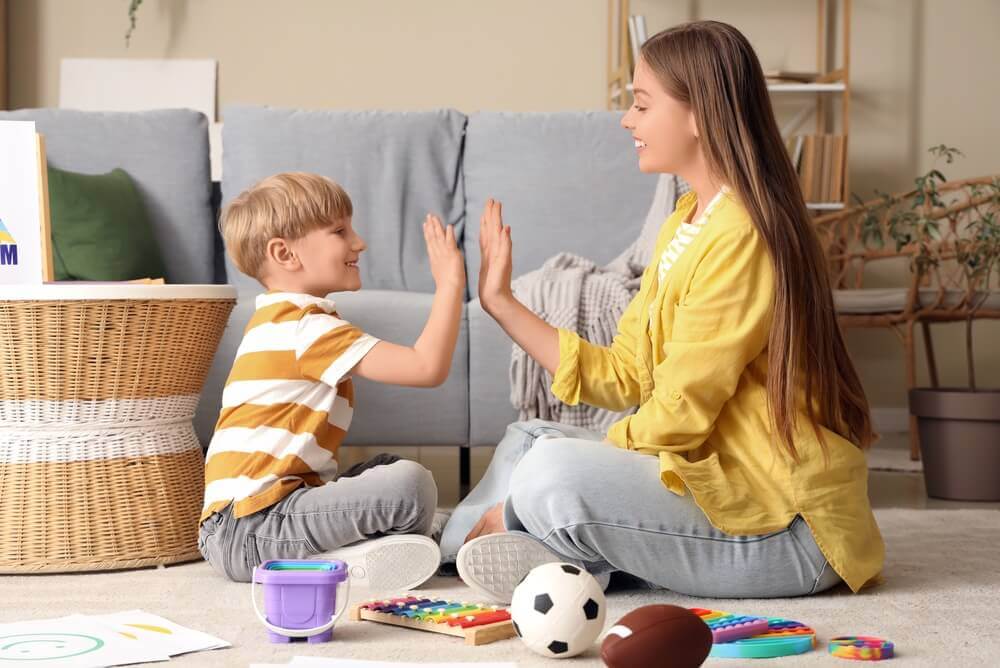 shutterstock_2733565053 psicologa al lavoro con paziente spettro autistico per rappresente master gestione dello spettro autistico
