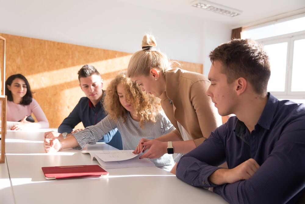 Group,Of,Architecture,Students,Working,With,Professor,In,Classroom,Using Studenti studiano insieme
